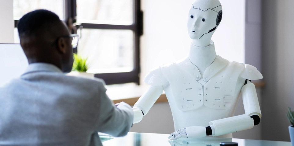 Roboter Kandidat Händeschütteln Büro erfolgreiches Recruiting