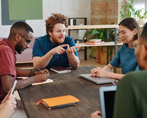 Gemeinsam wachsen: Starke Teams bringen junge Unternehmen voran. Team bespricht Recruiting im Startup