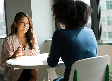 Zwei Trichter, ein Auftrag Personalberaterin im Gespräch mit einer Kandidatin im Recruiting Funnel