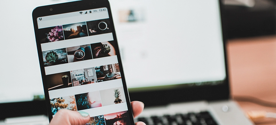 Person mit Handy konzipiert eine Instagram-Recruiting-Strategie