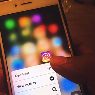 Person startet Instagram Post für Recruiting