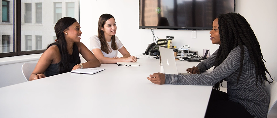 3 Frauen in einem Meeting Raum