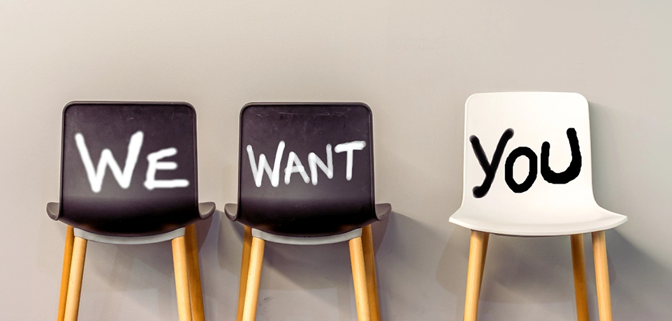 Schriftzug "We want you" auf Stühlen: Sinnbild für Recruiting für Startups