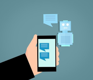 Grafik Hand hält Smartphone Roboter Sprechblase Hintergrund blau grau