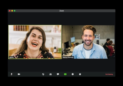 Zwei Teilnehmer eines Video-Vorstellungsgesprächs lachen in die Kamera