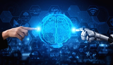 Menschliche und Roboterhand berühren Gehirn