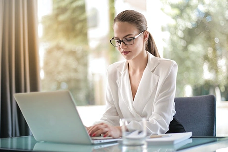 360-Grad-Recruiterin arbeitet am Laptop