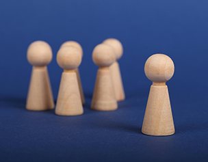 Abgrenzung von Headhunter, Personalvermittlung & -beratung, dargestellt durch Holz-Figuren