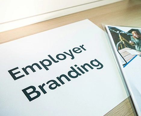 Employer Branding beginnt mit echten Einblicken ins Team. Unterlagen zum Employer Branding auf einem Tisch