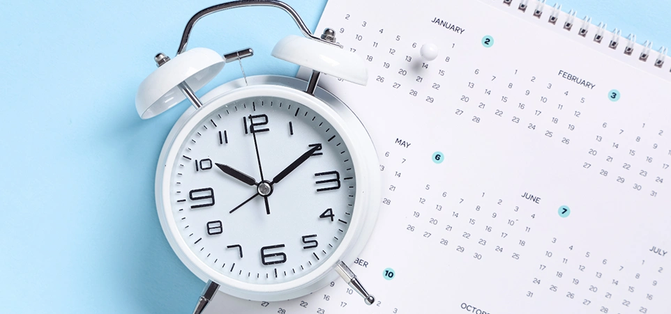 Wecker & Kalender als Sinnbild für Time-to-Hire