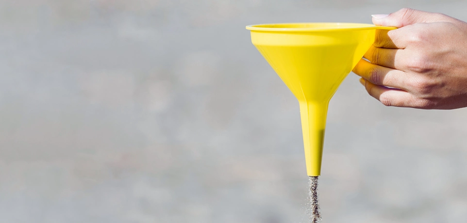 Gelber Trichter: Symbol für Recruiting Funnel