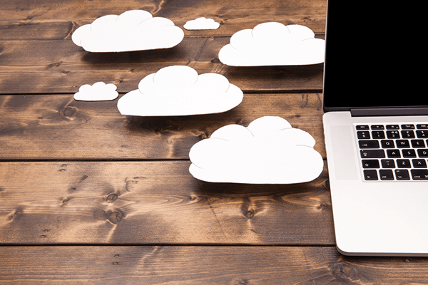 Laptop mit Wolken Holztisch