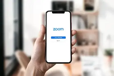 Zoom-App auf Smartphone für Remote Recruiting