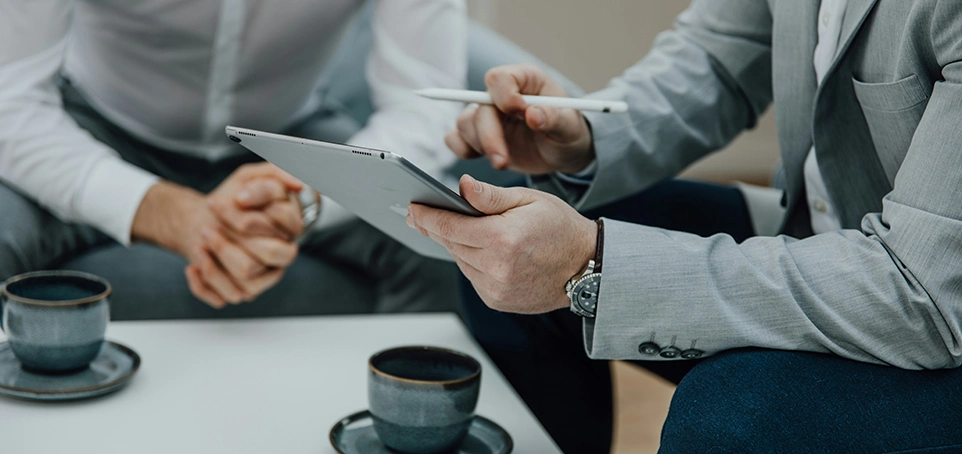 Headhunter erklärt seine Arbeitsweise und Fortschritte einem Kunden