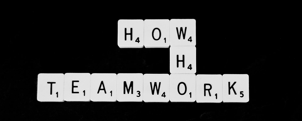 Scrabblesteine bilden Wörter