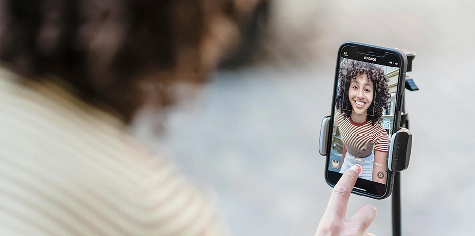 Frau macht ein Selfie für Storytelling im Recruiting