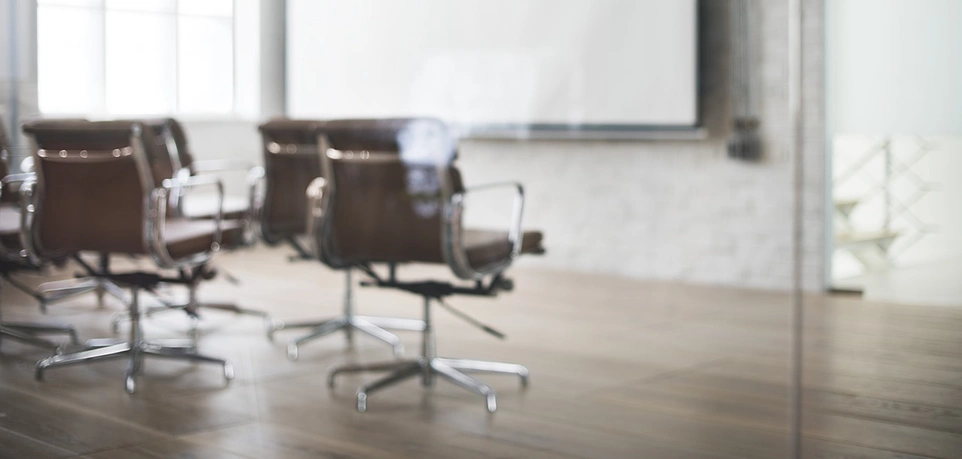 Leere Stühle in einem Konferenzraum: Wäre mit Reverse Recruiting vielleicht zu vermeiden