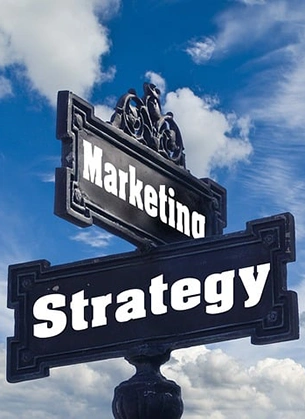 Wegweiser mit den Worten Marketing und Strategy