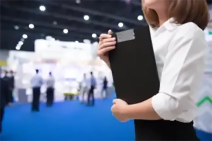 Messehalle, Frau hält Clipboard