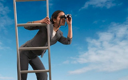 Geschäftsfrau mit Fernglas auf Leiter blauer Himmel Hintergrund